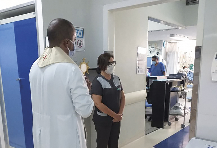 Bênção do Santíssimo em hospital da rede particular, na semana passada, com Pe. Geovani dos Santos